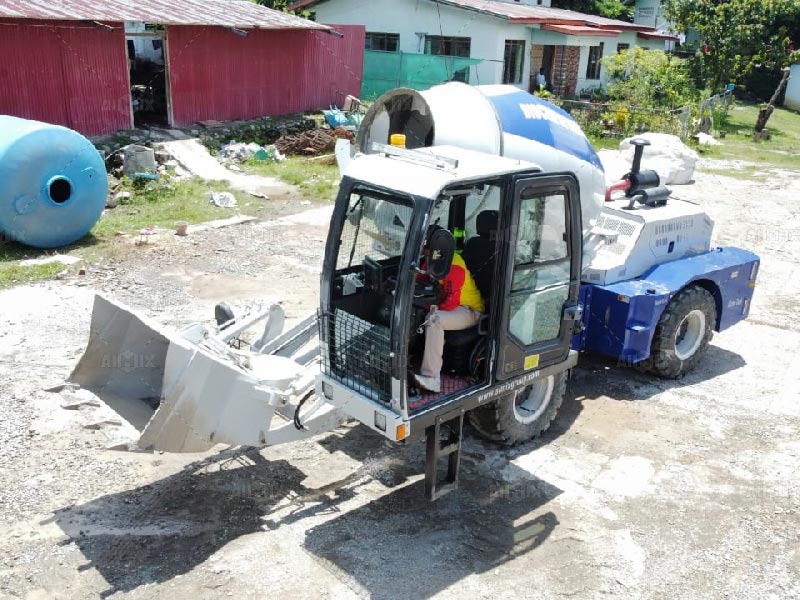 Self-Loading Concrete Mixer of 2.6m3